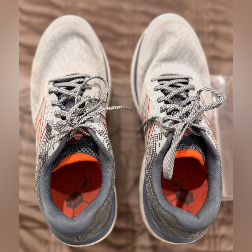 New Balance Men's sz 10 Sneakers in Gray with Orange Highlights - Picture 4 of 6